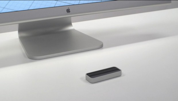 Das Leap wird vor den Bildschirm gelegt.